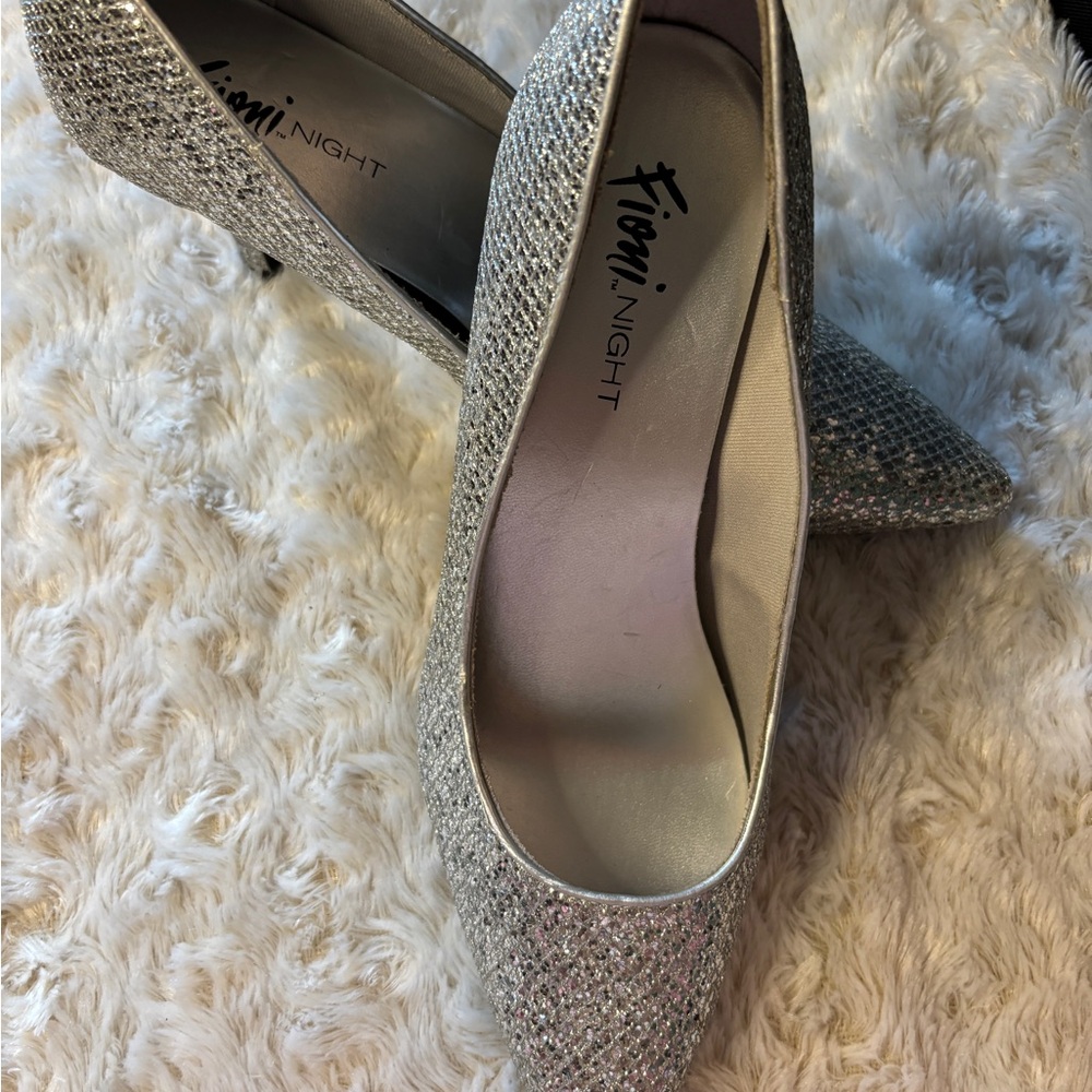 Beautiful silver Dragon skin shoes. Fioni Night. Size 8  man made material